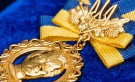Хто з людей, які жили і працювали на Калинівщині, отримував Шевченківську премію і за що