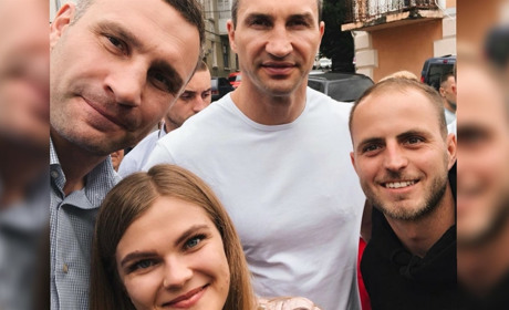 Брати Клички придбали мед у подружжя кіцманчан — Лесі та Олександра Остапкевичів