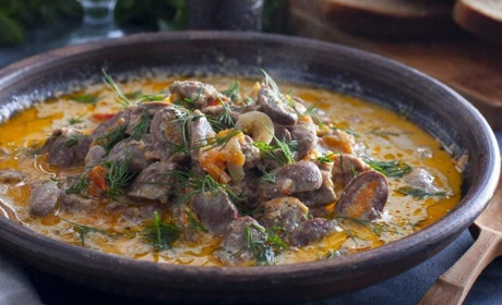 Тушковані курячі сердечка у томатно-сметанному соусі: швидкий рецепт