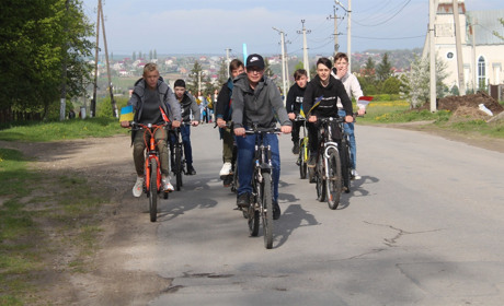 На велосипедах — вулицями міста. У місті Городок ліцеїсти організували велопробіг