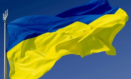 Уродженець Херсона у Києві розірвав Прапор України і зламав флагшток: йому повідомили про підозру