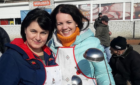 На Завокзальній площі годували обідами безхатченків