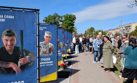 У Славуті на Алеї Пам’яті «Наші Герої» встановили 36 додаткових світлин Героїв-захисників