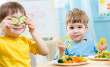 У Сватовому для садків у 2019 купили продуктів харчування на мільйон у двох підприємців. Вони родичі