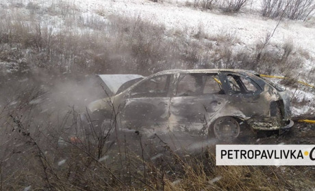 Автотроща поблизу Петропавлівки: один з автомобілів ущент згорів