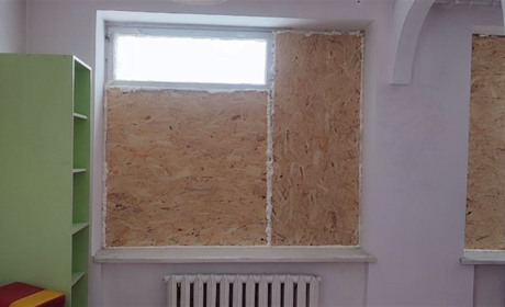 Ворожий дрон понівечив центр реабілітації дітей з інвалідністю у Шостці