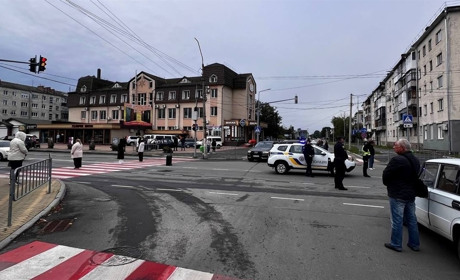 На двох локаціях у Звягелі запустили систему гучномовлення для хвилини мовчання