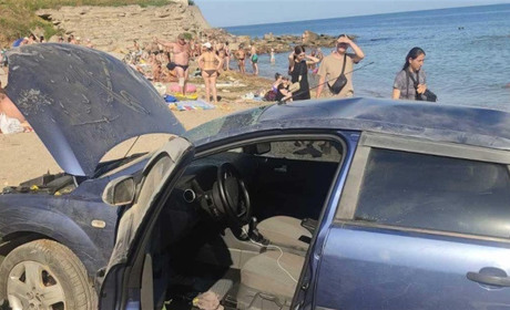 У курортному передмісті Одеси порожня машина впала з обриву на пляж: постраждала маленька дитина