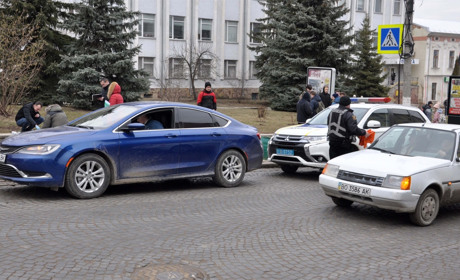 У Чорткові поліціянти затримали порушника-водія, в автівці якого виявили зброю