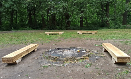 Фотофакт: барські комунальники відновили лавки в зоні bbq-відпочинку