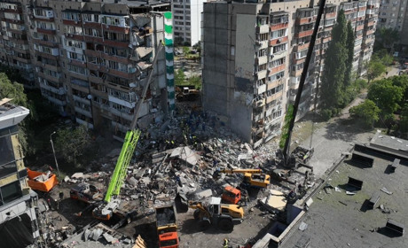 У Києві внаслідок нічної ворожої атаки загинули четверо дорослих та одна дитина, зруйновано під'їзд