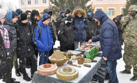 Старшокласники побували у військовій частині, аби побачити, як шукають та знешкоджують вибухівку