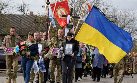 Небо плакало разом з людьми: громада Браїлова прощалася із Героєм Дмитром Вигрівачем