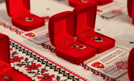 У Нетішині дітям полеглих воїнів вручили пам’ятні кулони-обереги «Батьківське серце»