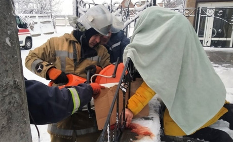 У Мені жінка рукою наштиркнулася на огорожу. Визволяли рятувальники