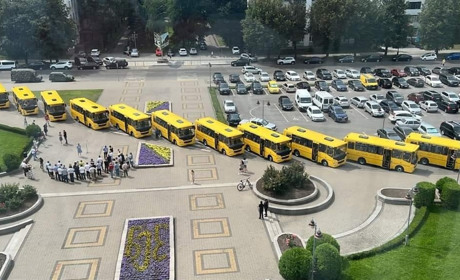 Громади Вараського району отримали шкільні автобуси