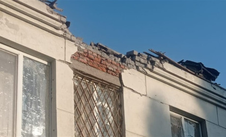 На Херсонщині через ворожі обстріли пошкоджені адмінбудівлі та житлові будинки, приватні автівки