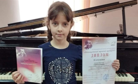 Маленька, але з великим талантом піаністка з м. Бар Марійка Лобик отримала чергову нагороду