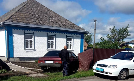 У Золотоноші вишнева «дев’ятка» з нетверезими дівчатами ледь не в’їхала у будинок: пошкоджено паркан