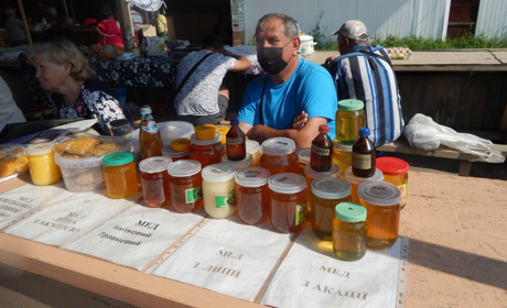 «Мед качаємо, та не стільки, як розраховували». Репортаж з недільного базару