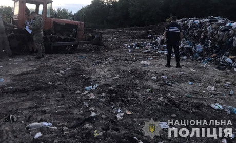 Сміття зі Львівщини незаконно привозили до Жмеринського району: автівки затримала поліція