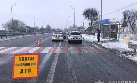 Зіткнулися автівка та візок з електричним приводом — жителя Звягельщини доставили до лікарні