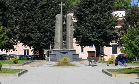 У Чорткові облагороджують сквер біля пам’ятного знака депортованим українцям