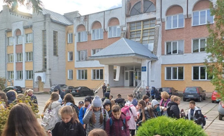 У Дрогобичі повідомили про замінування шкіл: дітей евакуювали, поліція шукає вибухівку