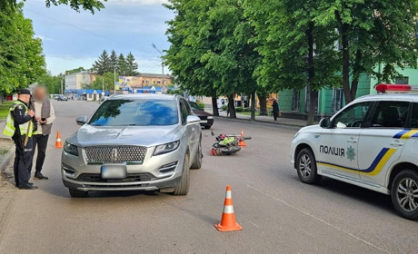 ДТП у Шостці: водій мопеда госпіталізований після зіткнення з легковиком