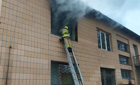 У Сарненському районі горіла адмінбудівля