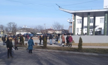 У Сатанові жінки перекривали дорогу та не пускали «круті» машини в напрямку Товтр