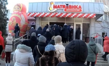 Новорічний кошик: як працюватимуть на свята супермаркети окупантів на Луганщині