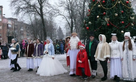 У Білопіллі святковими вогнями засяяла новорічна ялинка