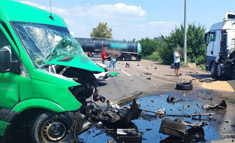 Смертельна ДТП біля Усатового: водій мікроавтобуса загинув після зіткнення з двома вантажівками