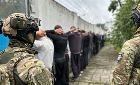 Шахраювали із в’язниці: угрупованню у Шепетівській виправній колонії повідомлено підозру