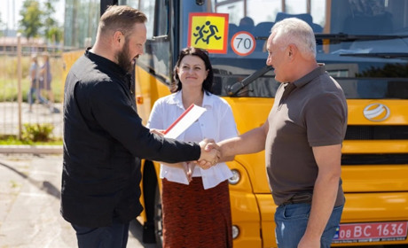 Лютенська громада отримала новий шкільний автобус