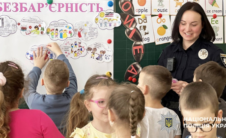 У Нетішині поліцейські провели для першачків інтерактивне заняття про безбар’єрність