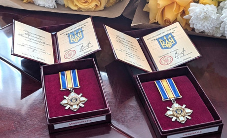 У Славуті вручили посмертні нагороди рідним воїнів, які загинули, захищаючи Україну