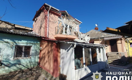 Ворожі обстріли Херсонщини: російські окупанти поцілили у житлові будинки, автівки, парк (ФОТО)
