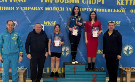 112 підйомів гирі: сарненська патрульна стала чемпіонкою області