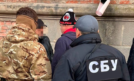 Житель Шостки намагався організувати контрабанду наркотиків на територію росії