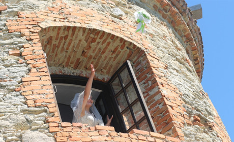 Ключі від замку та шампанське з кубків: вперше у Старокостянтинові провели середньовічне весілля