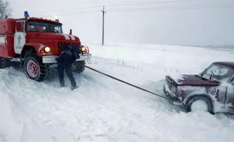 Телефони, за якими автомобілісти можуть звернутися за допомогою, якщо застрягли на дорозі