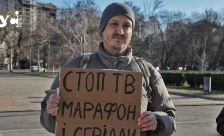 Послання для Києва: під Одеською ОВА мітингували люди проти корупції та мародерства під час війни