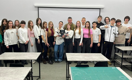 Які часи – такі й забавки у молоді: випускники ліцею №6 зібрали FPV-дрон для Захисників