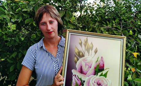 Раз бісеринка, два бісеринка - виходить картинка: дівчина з Новомиколаївки вишиває картини та ікони