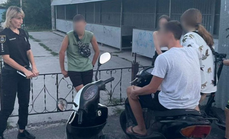 «Де шолом? А є посвідчення водія?» Первомайські поліціянти провели рейд для водіїв мототранспорту