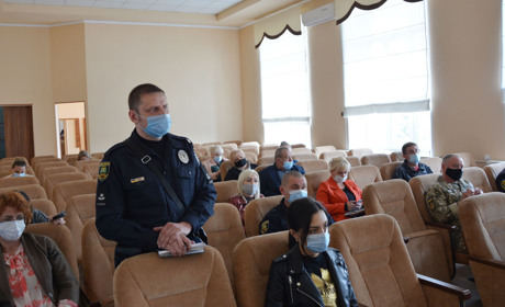 Поліція закликає громадян дистанціюватися та використовувати засоби індивідуального захисту