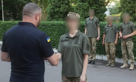 На Хмельниччині військовослужбовці отримали нагороди за виявлену мужність