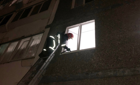 Рятувальники допомогли відчинити двері у квартиру, де перебувала дитина